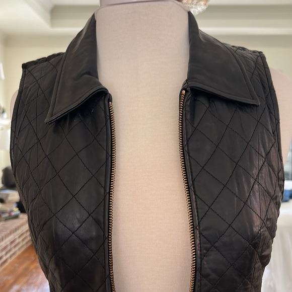 LEATHER FRONT VEST BY STUDIO SIENA BLACK LEATHER SIZE S. BACK IS MATERIAL. - Picture 6 of 16